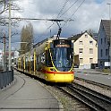 P1000403  Le tram 10 s'engage sur la section avec voies imbriquées de la Bottmingerstrasse à Binnigen