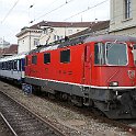 DSC09315  Re 4/4 II à Fribourg avec une rame française à destination de Lourdes (train spécial pélerinage)