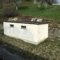 IMG 4550  Sur la ligne Lausanne - Fribourg: un mur de soutènement du talus en demi-cercle, étrange? Le bâtiment est venu bien plus tard. En fait à cet endroit, il y avait autrefois une plaque tournante permettant de retourner les locomotives à vapeur de pousse sur la rampe de Lausanne à Vauderens