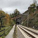 20211030 140003  Sur la ligne du Gothard, le long du Lac des Quatre-Cantons, dans le cadre des travaux pour le corridor 4m, on a gagné la place nécessaire en mettant une voie fixé (béton) plutôt que ballastée ainsi qu'une caténaire rigide dans les tunnels Ici, le long du Lac entre deux tunnels, voie bétonnée.