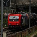 IMG 1380  Juillet 2024, cela fait 11 mois qu'un train de marchandises a déraillé dans le tunnel de base. Entre-temps, la plupart des trains de marchandises passent à nouveau par le tunnel de base. En ce 13 juillet, jour de départ en vacances, plus de trains de voyageurs ont été envoyés le tunnel de base, en particulier dans le sens Nord-Sud. Du coup, certains Cargo ont passé par le haut comme ce train de citernes tracté par la Re 484 001.