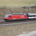 DSC00417  Langenthal. La Re 460 099 avec un logo tronqué. Cette locomotive portait la publicité blick qui couvrait la partie supérieure  du logo. Comme la partie inférieure devait être rouge, le logo a été masqué. Une fois la pub enlevée, il reste ce logo tronqué...