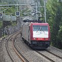 DSC10366  La 185 600-4 comme loc de pousse sur la rampe Nord du lötschberg. On constate que le train roule à droite en raison du profil des tunnels. (corridor SIM)