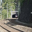 DSC10367  Rampe Nord du Lötschberg, niveau intermédiaire, 185 Crossrail à la sortie d'un tunnel