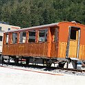 DSC05696  Ancienne voiture d'une rame Rowan du chemin de fer de la Jungfrau comme pot de fleur devant la gare d'Interlaken Ost