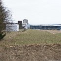 DSC00405  et direction Langenthal. Le haut bâtiment gris est l'usine Böhlen où se termine le reste de l'ancien tracé. On voit au premier plan que le train passait ici sur un pont.