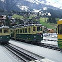 DSCF8938  BDhe 4/4 101 et 108 (la seconde modernisée) à Wengen. La cible verte sur le phare droit de la 101 indique qu'une autre rame au moins suit.