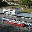 P1030469  La gare de Burgdorf avec une flèche rouge et l'automotrice double du BLS