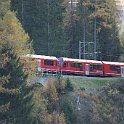 DSC26817  Alors que la tête du train de 1906m de long est déjà à Bergün, une bonne partie se trouve encore dans les lacets au-dessus