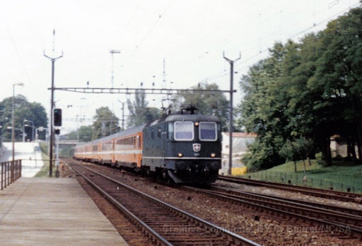 Re 4/4 II de la série 11156-11349 à la tête de l'EC Rialto à Nyon en 1986.