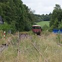 Dans les broussailles de la voie au-delà d'Hermeskeil, un Schienenbus rouille, abandonné.