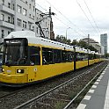 Tram de type GT6N (MAN/AEG) sur la ligne M4 à l'arrêt Am Friedrichshain.