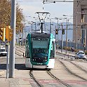 Tram de la ligne T4  Estació de Sant Adrià ↔ Ciutadella Vila Olímpica arrivant à Port Forum