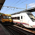 Une rame diesel série 599 pour service Media Distance à Vigo Guixar, à côté d'une rame diesel des chemins de fer portugais qui fait la liaison Porto - Vigo