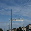 Une voie de la gare de Delle sera en 15kV et 25kV depuis la sortie direction Belfort et l'autre sera en 25kV et 15kV dès la sortie direction Suisse.