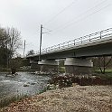 La partie basse des piles de l'ancien pont était encore bonnes et ont été gardées, mais le haut, reconstruit après la 2ème guerre mondiale était trop friable et a été remplacé par ces coiffes de béton.