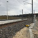 Belfort-Montbéliard TGV, direction Delle. Dans le secteur de la gare qui est en pont au-dessus des voies TGV, il y a un contre-rail.