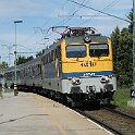 Balatonaracs, V43 avec un train régional pour Budapest-Deli. Il est composé d'anciennes voitures allemandes. La sous-série 433 est équipée de la commande multiple.