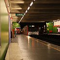 Une rame plus ancienne entre à la station QT8