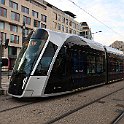 Ici en revanche à la gare, il a une caténaire. Le système est fait pour que l tram puisse se recharger dans les sections sous caténaire ou dans certaines station et roule sous accumulateur là où la caténaire n'a pas été construite pour des questions d'esthétique ou de coûts