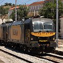 Un train marchandise tirée par une UM de 4700 (Siemens Eurosprinter) passe à Coimbra B