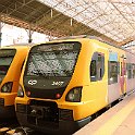 Deux trains du RER de Porto prêts au départs à Porto Sao Bento