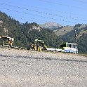Un Robel passe sur la ligne d'origine à côté des travaux d'aménagement du tunnel d'Engstlige