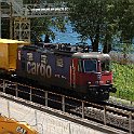 Re 420 270-1 avec un train postal au bord du lac de Bienne à côté du chantier du tunnel de Gléresse.
