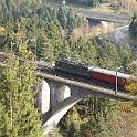 Re 4/4 II 11161 en queue d'un convoi historique sur le pont médian sur la Meienreuss près de Wassen.