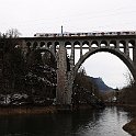 Un flirt du RER Vaud passe sur le viaduc du Day