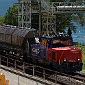 Une Eem 923 en service de ligne avec un court train de marchandises au bord du lac de Bienne, près du chantier du tunnel de Gléresse