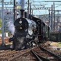 A basse vitesse, la locomotive semble prise dans la vapeur