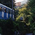 Les deux cabines du funiculaire de la Madonna del Sasso à  Locarno près de l'évitement.