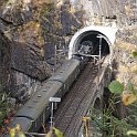 Voitures légères sur le pont supérieur sur la Meienreuss. Le train tracté par la C 5/6 2978 et la B 3/4 1367 entre dans le tunnel hélicoïdal de Leggistein