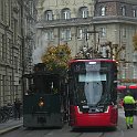 Dans la Wallgasse un tram de la dernière série vient manoeuvrer avant de repartir dans l'autre sens à côté du tram à vapeur historique