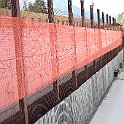 Une paroi de protection a été installée pour séparer le trafic sur la voie existante de la zone de travaux