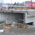 Bloc de béton du passage sous-voie qui sera poussé à son emplacement définitif par deux gros verrins. On en devine un sous la bâche gris/vert