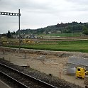 A côté de la gare actuelle on voit une bordure de quai en construction. Le pylône de la ligne de contact a déjà été déplacé et le portique élargi.