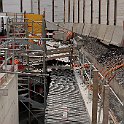 Pour limiter la durée des travaux sur la place de la gare, des pieux ont été enfoncés dans le sol et une dalle coulée dessus sur une première moitié de la place, avant de passer de l'autre côté. A droite, la fin de la dalle avec les fers pour la liaison avec la deuxième partie